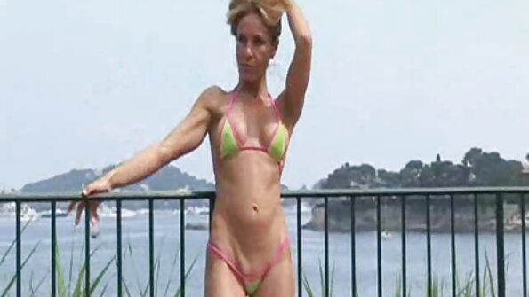 Bikini meitenes Ashli ​​Orion dubultā iekļuva lielie peni baseina malā
